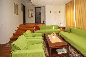 TV - Holiday apartment with terrace and garden shower (Punat)