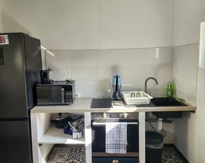Kühlschrank, Mikrowelle, Ofen, Herdplatte