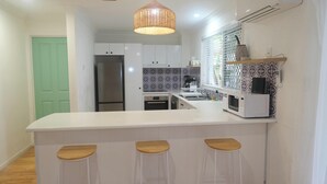 Wasserkocher mit Kaffee-/Teezubehör, Kühlschrank, Mikrowelle, Ofen