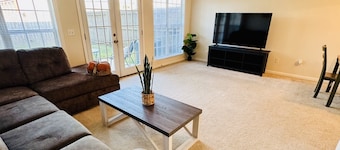Charming Townhome Minutes from Fort Novosel w/Pool Access