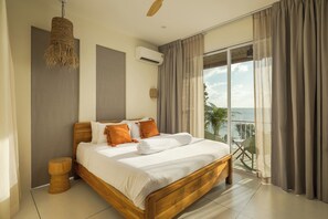 5 makuuhuonetta, tallelokero huoneessa, työpöytä, vauvan matkasänky