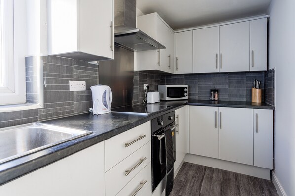 Classic House | Private kitchen | Full-size fridge, microwave, oven, stovetop