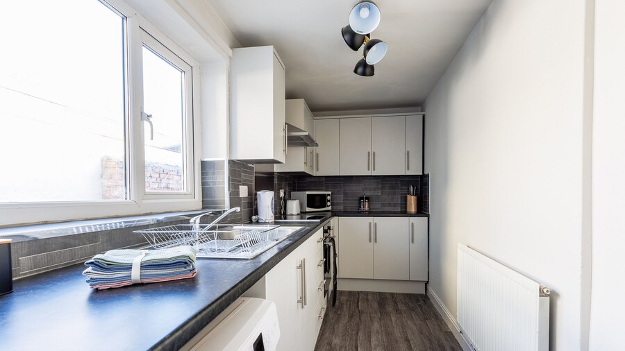 Darlington 4Bd Home: Modern Comfort & Free Parking