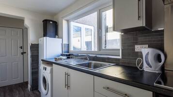 Classic House | Private kitchen | Full-size fridge, microwave, oven, stovetop