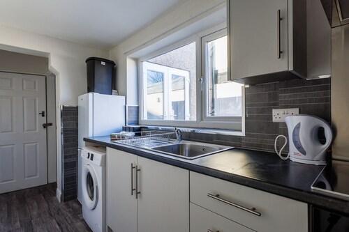 Darlington 4Bd Home: Modern Comfort & Free Parking