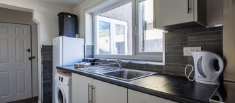 Darlington 4Bd Home: Modern Comfort & Free Parking