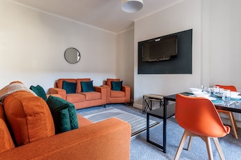 Darlington 4Bd Home: Modern Comfort & Free Parking