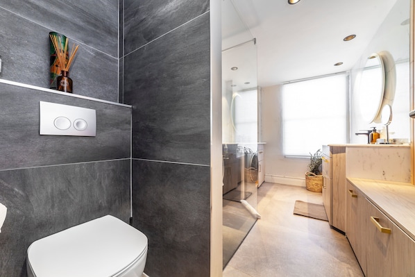 Apartment | Badezimmer | Haartrockner, HandtĂŒcher, Toilettenpapier