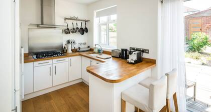 Elegant 2Bd House With Garden And Decked Patio