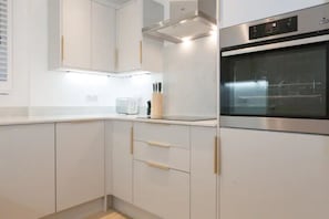 Apartamento | Cocina privada | Frigorífico grande, microondas, horno y placa de cocina
