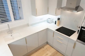 Apartamento | Cozinha privada | Geladeira grande, micro-ondas, fogão, cooktop