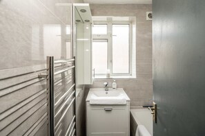 Classic Apartment | Bathroom - Spacious 3Br Flat With Balcony Near Tottenham Hale (London)