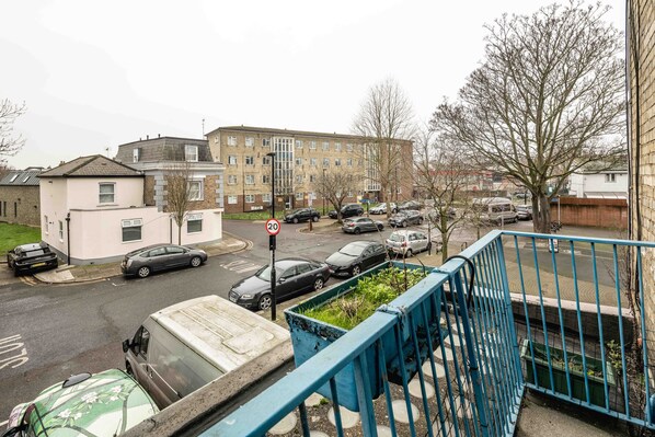 Classic Apartment | Balcony - Spacious 3Br Flat With Balcony Near Tottenham Hale (London)