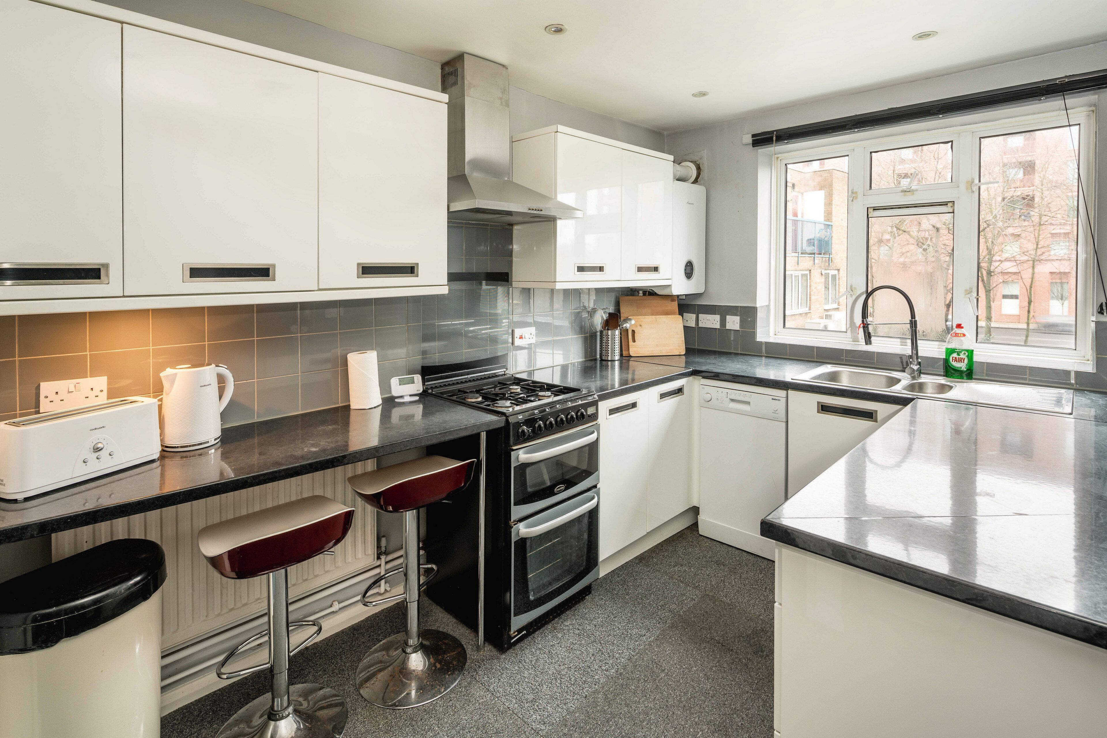 Classic Apartment | Private kitchen | Full-size fridge, microwave, oven, stovetop