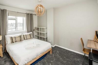 Spacious 3Br Flat With Balcony Near Tottenham Hale