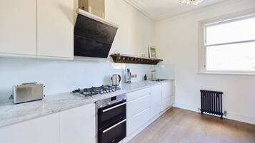 Departamento | Cocina privada | Refrigerador con congelador, microondas, horno y parrilla de estufa