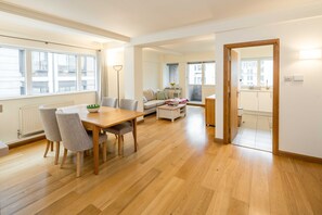 Klassiek appartement | Dineerruimte