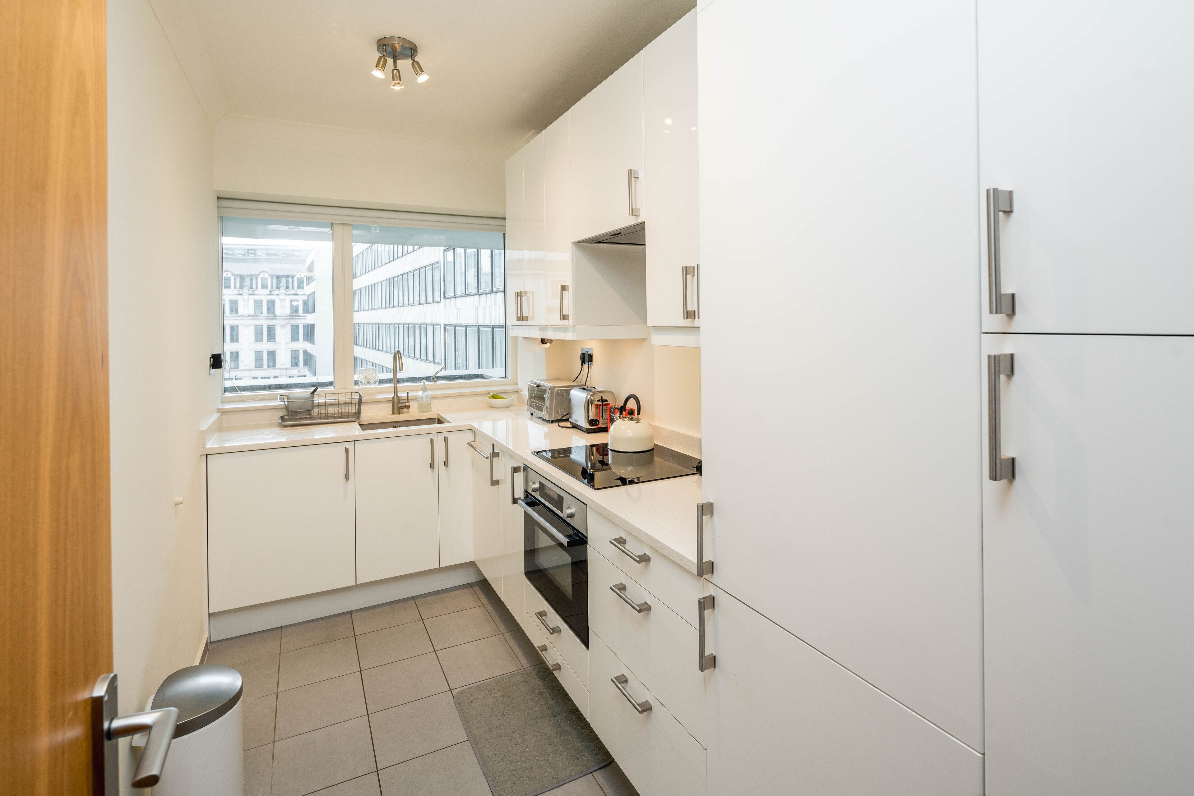 Classic Apartment | Private kitchen | Full-size fridge, microwave, oven, stovetop