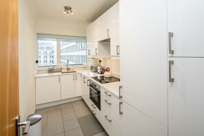 Apartemen Klasik | Dapur pribadi | Lemari es besar, microwave, oven, dan kompor