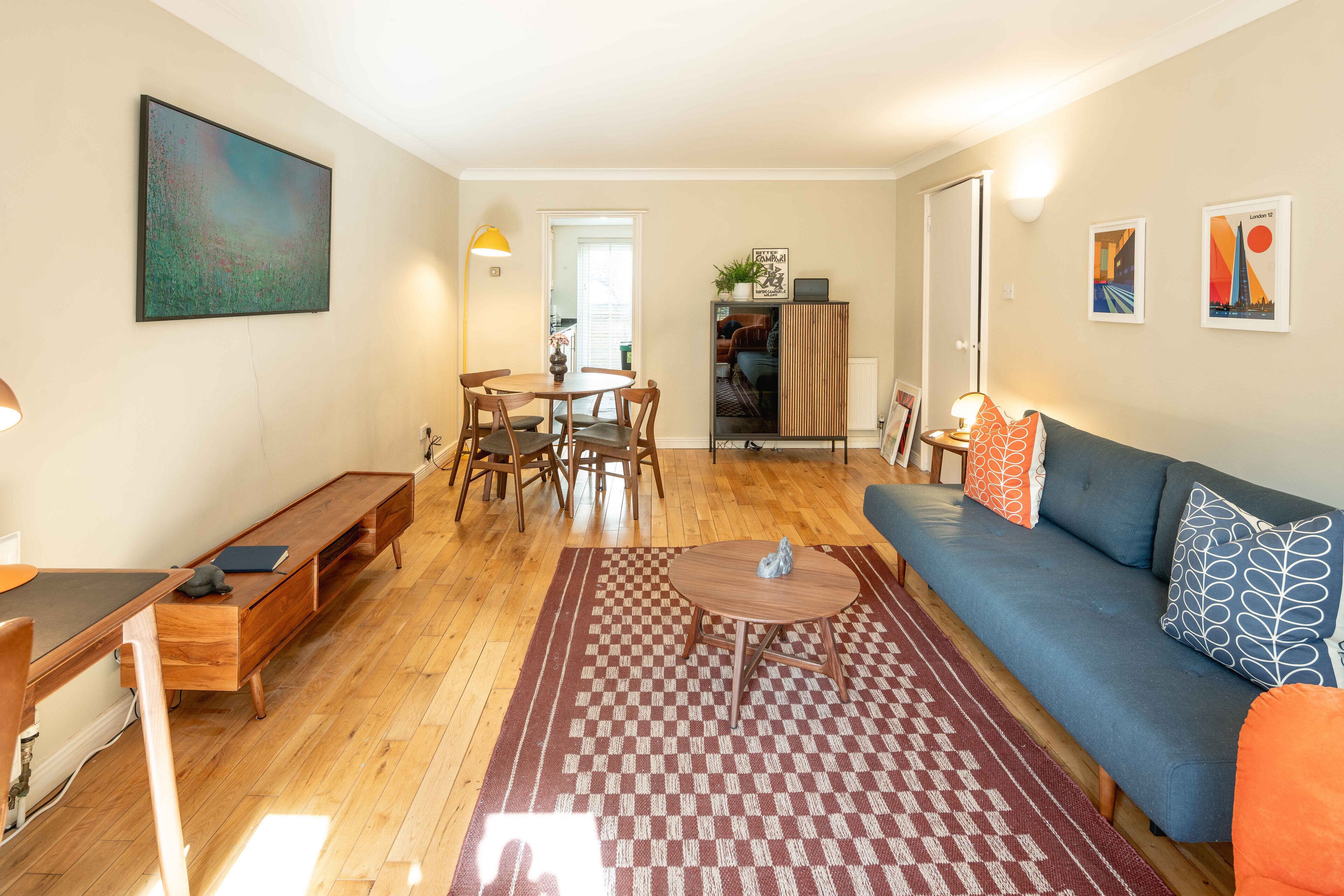 Ein Wohnzimmer mit Sofa, Couchtisch und Essbereich.