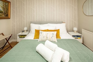 Apartment | 1 bedroom, desk, laptop workspace, free WiFi - Serene Garden Flat - Steps From Tower Bridge (London)