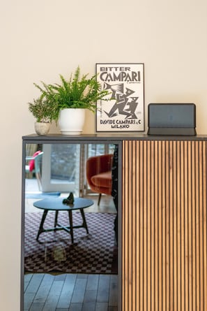 Apartment | Living area - Serene Garden Flat - Steps From Tower Bridge (London)