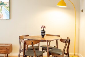 Apartment | Dining room - Serene Garden Flat - Steps From Tower Bridge (London)