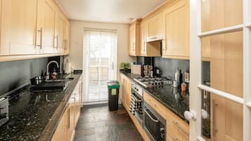 Apartment | Private kitchen | Full-sized fridge, microwave, oven, stovetop