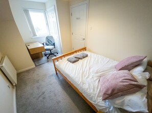 Classic Apartment | 2 bedrooms, desk, laptop workspace