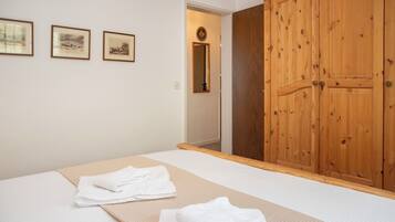 3 bedrooms, desk, internet