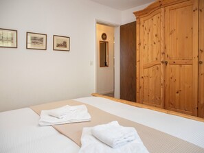 3 bedrooms, desk, internet