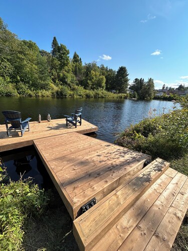 Hot tub, sauna, auto generator, in town of Bracebridge, dock-water toys, pets OK