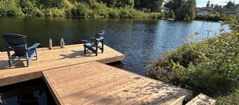 Hot tub, sauna, auto generator, in town of Bracebridge, dock-water toys, pets OK