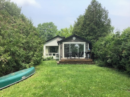 Outdoor dining. Le 651 Lac Champlain