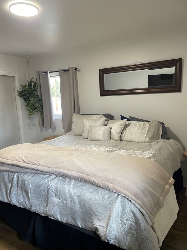 2 bedrooms, iron/ironing board, WiFi, bed sheets