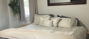 Chill out with a charming 2-bedroom house in Ironwood with WiFi and AC