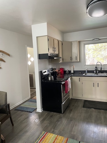 Chill out with a charming 2-bedroom house in Ironwood with WiFi and AC