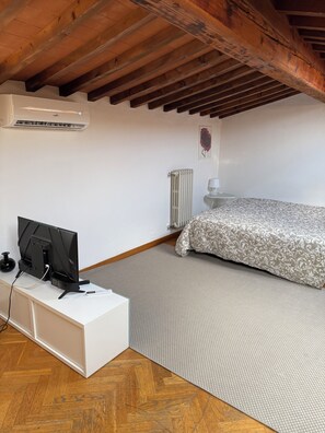 1 habitación, tabla de planchar con plancha, wifi y ropa de cama