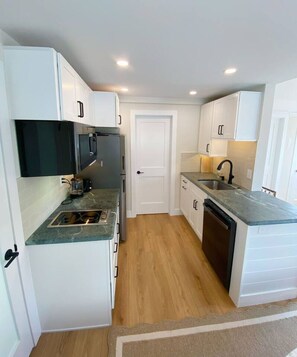 Fridge, microwave, stovetop, dishwasher