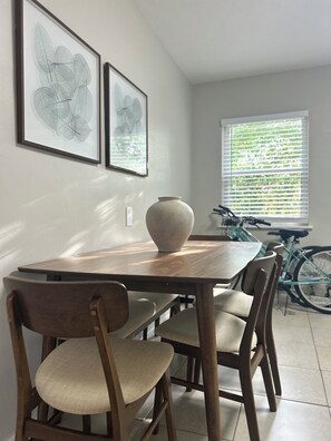 Dining - "Haven": Pool, Free Bikes & Walk to the Beach (Palm Beach Shores)