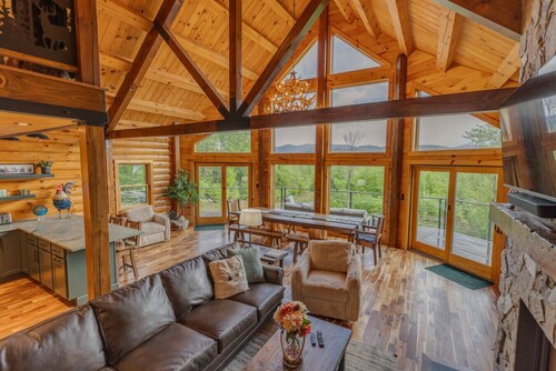 Mountaintop Cabin with Incredible View