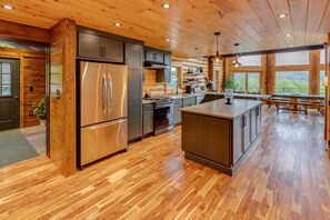 Fridge, microwave, oven, stovetop - Mountaintop Cabin with Incredible View (Thornton)