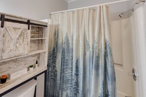 Towels - Riverside Condo with Amenities (Lincoln)