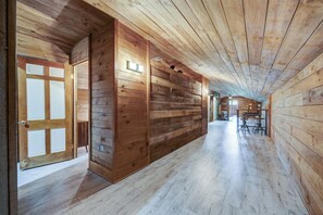 المنشأة من الداخل