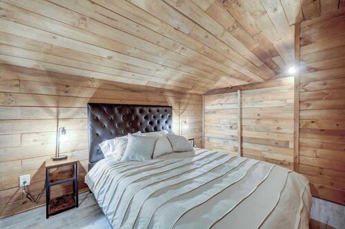 Luxe 2,500 Sq ft Historic Retreat-Near Blue Ridge