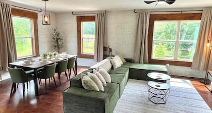 Luxe 2,500 Sq ft Historic Retreat-Near Blue Ridge