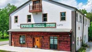 Un immeuble de deux étages sur lequel on peut lire l’inscription suivante : « LES LOFTES DU GRAND MAGASIN EFWORTH ».
