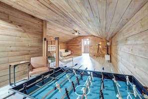 Games room - Luxe 2,500 Sq ft Historic Retreat-Near Blue Ridge (Epworth)