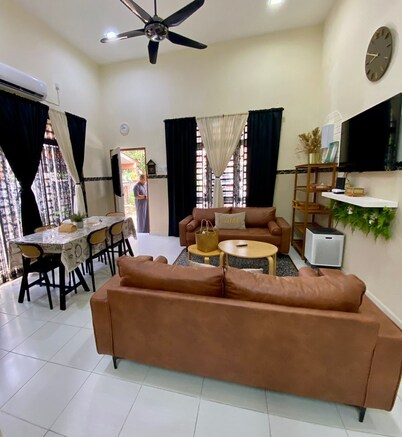 4-bedroom house with WiFi,Netflix & AC