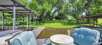 Charming 2BR Waterfront Retreat - Lake LBJ - Boat Dock w/Lift, Fire Pit, Game Table